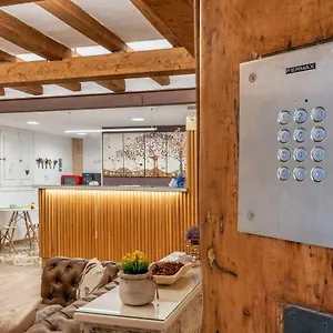 Hotel 977